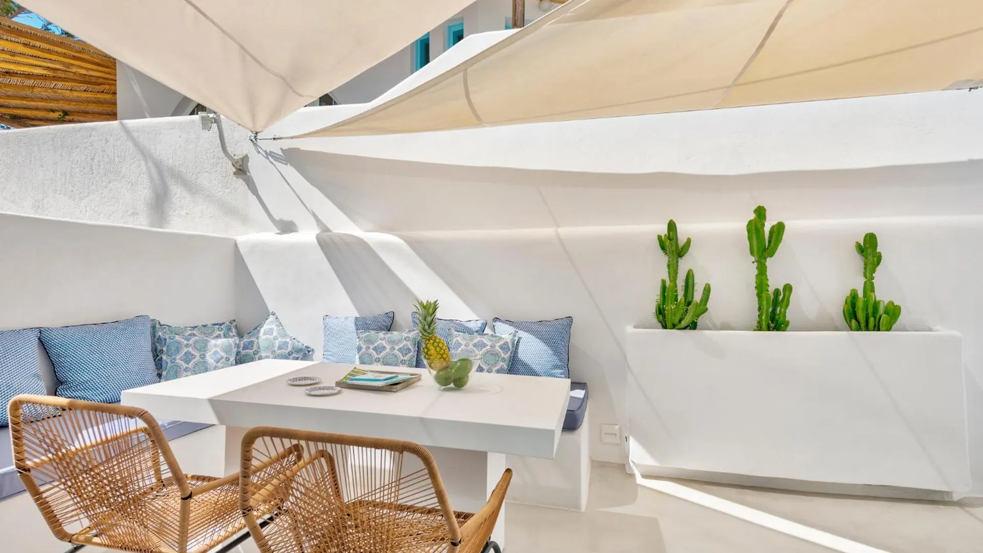 Mykonian Mews Luxury Suites プサロウ